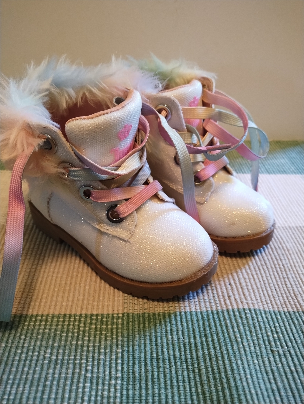 Juicy Couture Girls White Glitter Faux-Fur Ankle Boots with Pink Accents